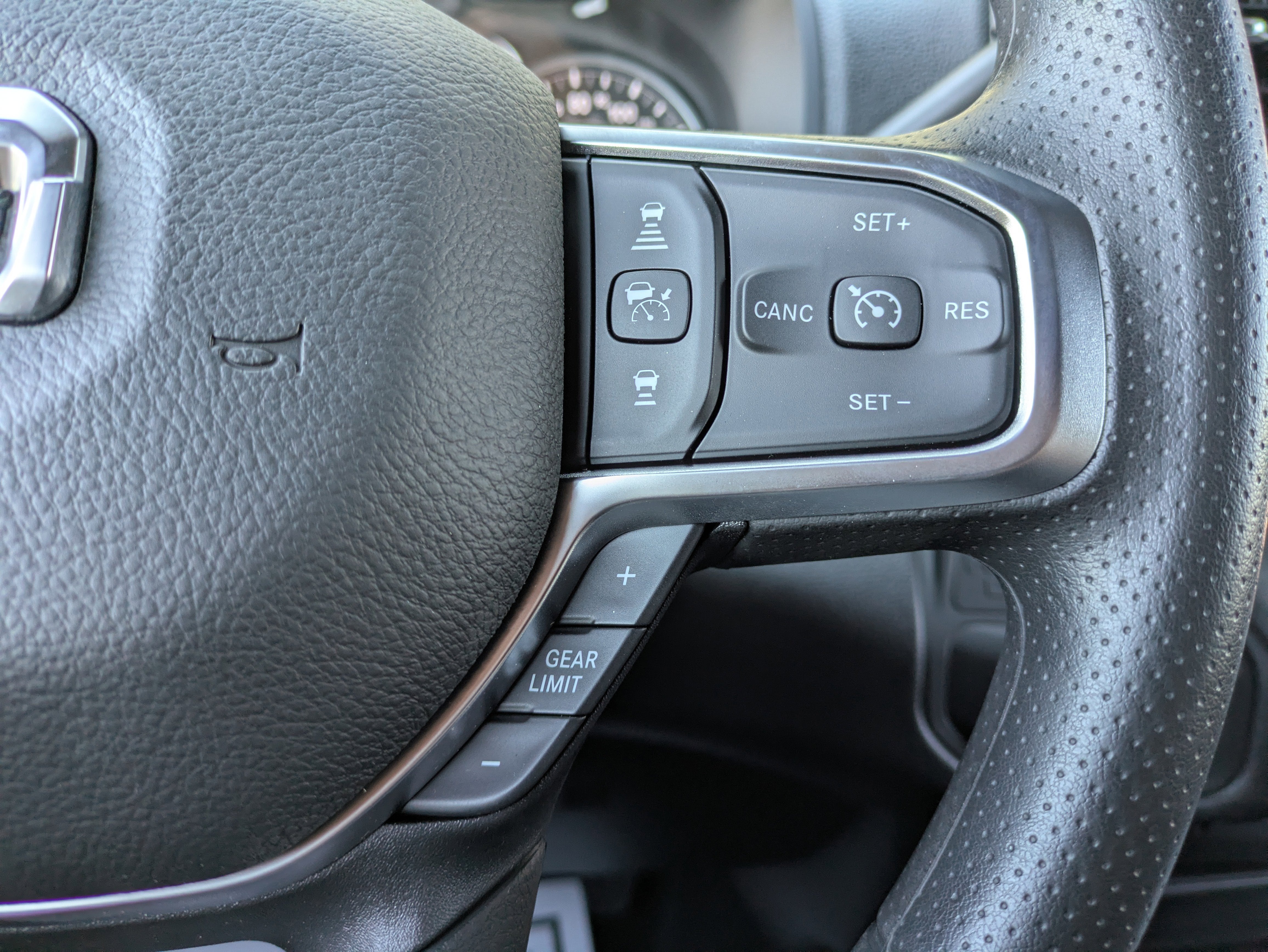 2026 RAM Ram 2500 RAM 2500 BLACK EXPRESS CREW CAB 4X4 6'4' BOX